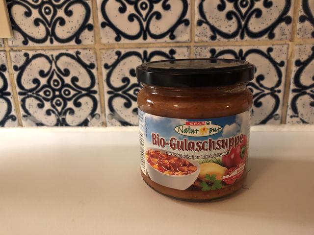 Punkte: 3 Punkte
Preis: 2,79 Euro
Gewicht: 370 Gramm
Haltbarkeit: 21.02.2021
Fazit: Schmeckt nach Gulaschsuppe, aber eher auf der unsalzigen Seite. Die Kartoffeln waren sehr zerkocht, dafür ziemlich reichhaltig mit Fleisch versehen.