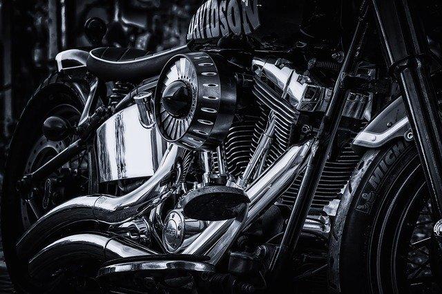Ein Motorrad brannte in der Nacht vor einem Klagenfurter Wohnhaus. | Foto: Pixabay/Tama66