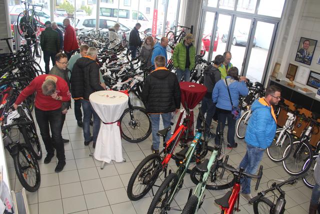 Das Fahrradgeschäft ist komplett eingestellt. Autoreparaturen werden im Autohaus Windbacher nur noch in dringenden Fällen durchgeführt.  | Foto: Hofbauer