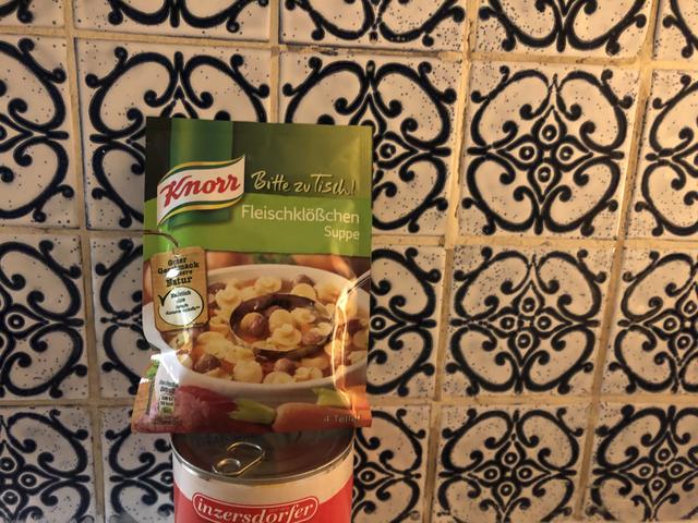 Punkte (insg. 5): 2 Punkte
Preis: 0,99 Euro
Gewicht: 63 Gramm (4 Portionen)
Haltbarkeit: Oktober 2020
Fazit: Nudeln und Fleischklöße waren nicht mal ansatzweise so reichhaltig bemessen, wie auf dem Foto. Sonst üblicher Suppenwürfelgeschmack.