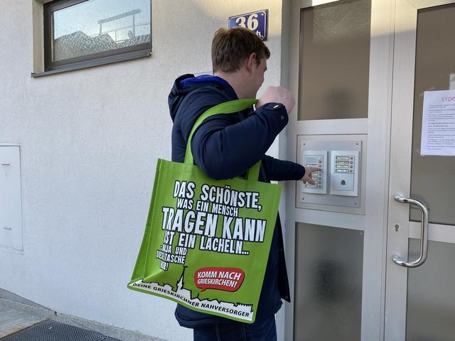 Viele Helfer – wie in der Stadtgemeinde Grieskirchen (Bild) – formieren sich zu Nachbarschaftshilfegruppen.