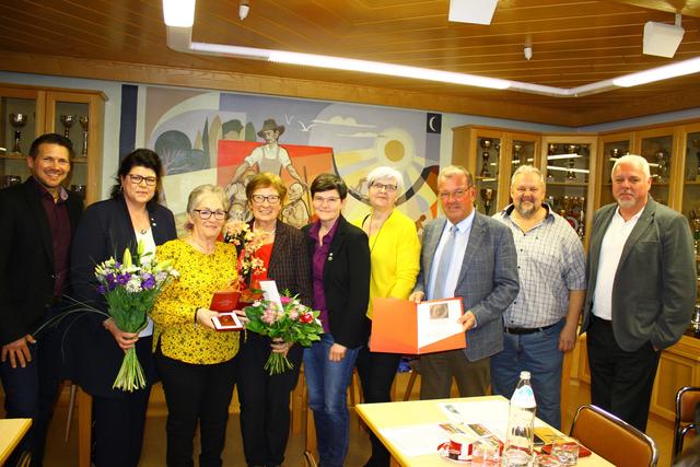 Roswitha Dobnigg (3.v.l.) im Kreise ihrer Gratulanten. | Foto: KK