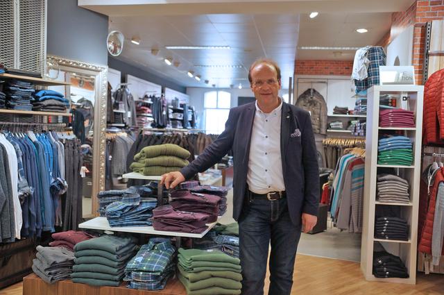 Das Modehaus Fuchs hat eine Hotline sowie einen Lieferdienst eingerichtet. Das kann die Einbußen aber nur zu einem sehr geringen Teil kompensieren.  | Foto: Koidl