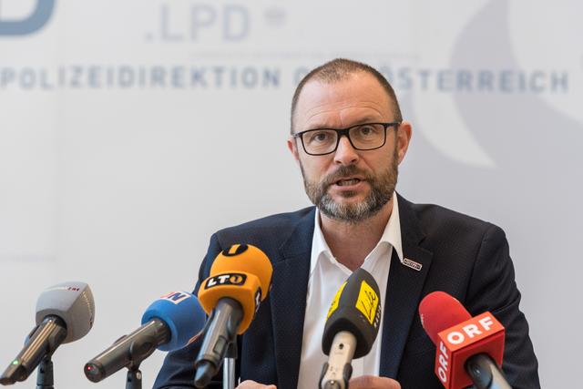 Der oö. Landespolizeidirektor Andreas Pilsl appelliert an die Bevölkerung: Bleiben Sie so oft es geht zu Hause.