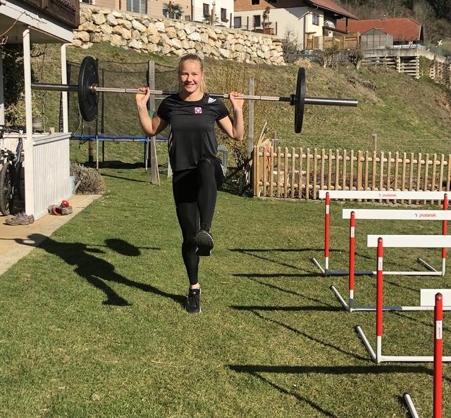 Siebenkämpferin Sarah Lagger beim Krafttraining zuhause im Garten.