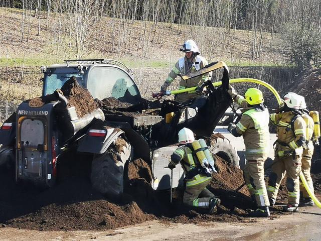 In Kirchbichl geriet am Mittwoch ein Teleskoplader in der Kompostieranlage der Kläranlage in Brand. 