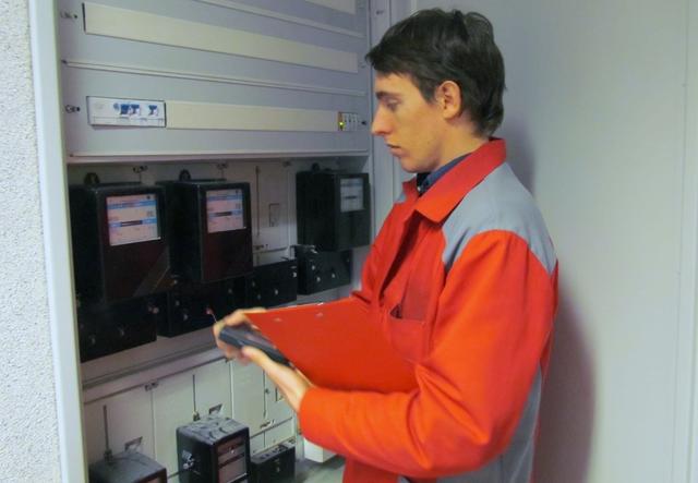 Die Monteure der Stadtwerke Mürzzuschlag erhalten die Versorgung aufrecht.  | Foto: Veitschegger