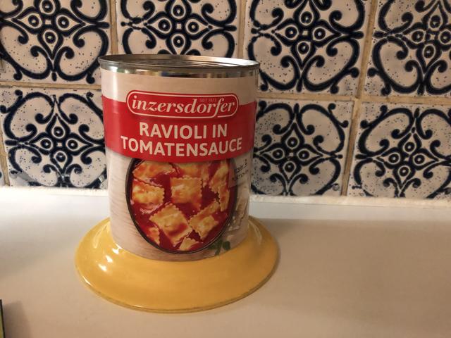 Punkte (max. 5): 1 Punkt
Preis: 2,49 Euro
Gewicht: 800 Gramm
Haltbar: Februar 2023
Fazit: Der Geschmack  und die Konsistenz der Ravioli, der knallroten Tomatensauce und der Fleischfüllung sind sehr künstlich. Diese Speise ist eindeutig eine Verzweiflungstat.