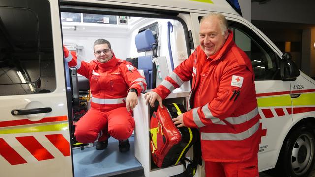 Die freiwilligen Rettungsdienst-Mitarbeiter Günther Kogler (l.) und Otmar Zinsmeister bei den Vorbereitungen für den anstehenden Nachtdienst