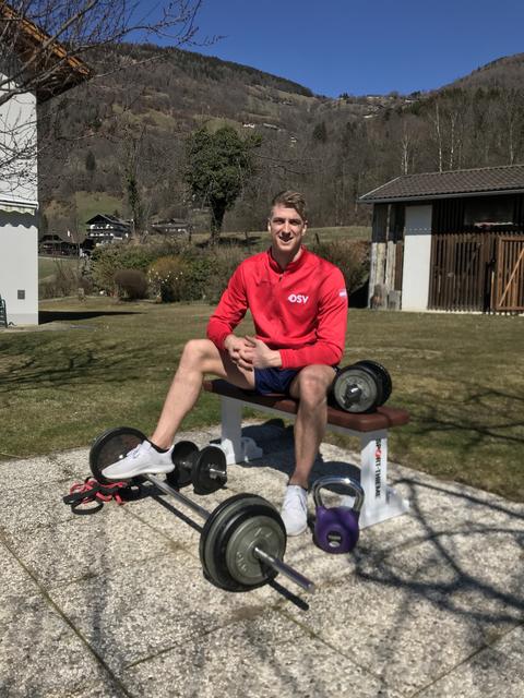 Schwimm-Ass Heiko Gigler macht aus der Not eine Tugend und hat das Krafttraining bei den angenehmen Frühlingstemperaturen in den Garten verlegt.