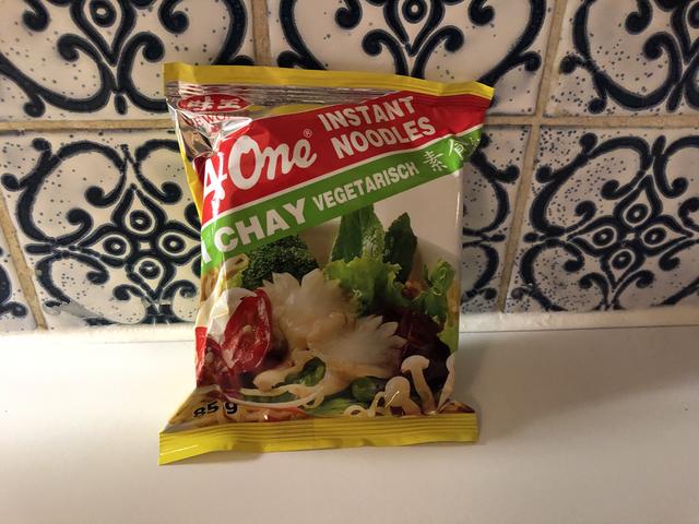 Punkte: 4 Puntke
Preis: 0,49 Euro
Gewicht: 85 Gramm (1 Portion)
Haltbarkeit: Jänner 2022
Fazit: Pipieinfach zubereitet. Mit heißem Wasser aufgießen und zehn Minuten ziehen lassen. Scharfe, salzige Brühe mit Nudeln. Geschmacklich der Sieger des Abends.