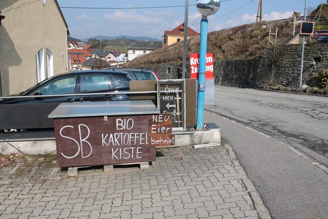 Die SB Bio Kartoffel Kiste steht gegenüber der Pink Tankstelle in Oberkappel, auf der einfahrt zum Ocarina Museum.