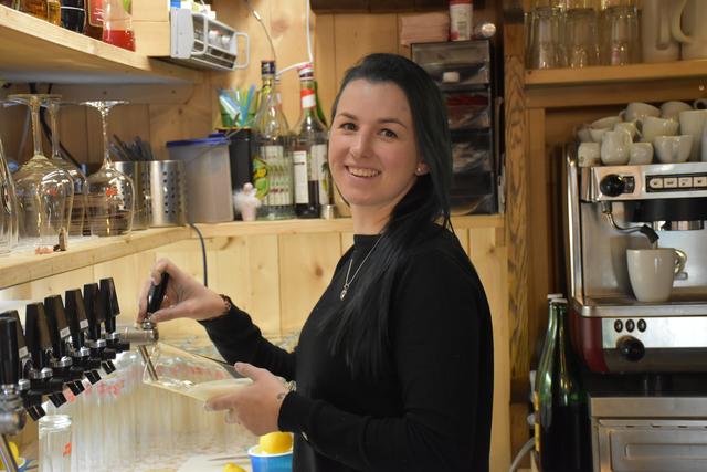 Jacqueline Gerlach, Betreiberin des Liftstüberls Hintersee, liebt den Kundenkontakt in der Gastro und ein Bürojob ist für sie nichts. | Foto: Schrofner