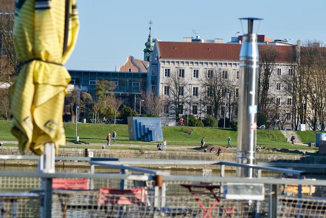 Am Mittwochnachmittag nutzten viele LinzerInnen den warmen Frühlingstag für einen Spaziergang an der Donau.