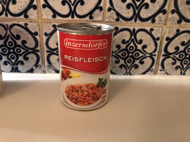 Punkte: 3 Punkte
Preis: 3,29 Euro
Gewicht: 400 Gramm
Haltbarkeit: September 2023
Fazit: Beim Öffnen erinnert das Reisfleisch geruchlich und von der Konsistenz her erstmal an Katzenfutter. Doch warm gemacht schmeckt das Gericht recht passabel.
