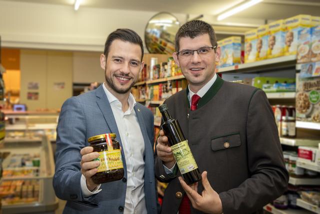 „Das påck må“: Die Landesräte Martin Gruber (rechts) und Sebastian Schuschnig stärken in Zeiten der Corona-Krise den Handel mit regionalen Produkten. | Foto: Büro LR Schuschnig
