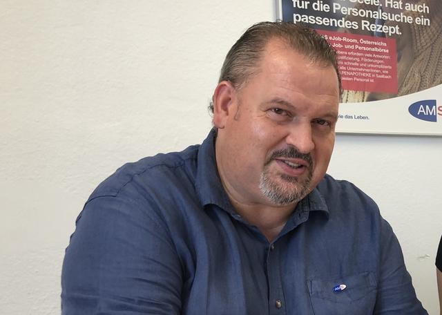 Hartmut Kleindienst, Leiter des AMS Deutschlandsberg, rät dringend dazu, Mitarbeiterinnen und Mitarbeiter eines Betriebes zur neue Corona-Kurzarbeit anzumelden, um Kündigungen zu vermeiden und bewährte Fachkräfte im Unternehmen zu halten. | Foto: Veronik