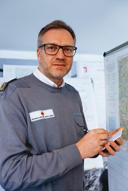 Christian Kreuzer bei seiner Arbeit im Einsatzstab des Roten Kreuzes Salzburg. | Foto: Rotes Kreuz Salzburg