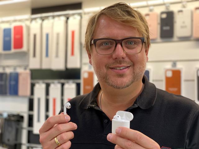 Josef Zwing und sein Handyshop in Mürzzuschlag haben als einiges Unternehmen des Mürzcenters noch geöffnet.  | Foto: Rothwangl