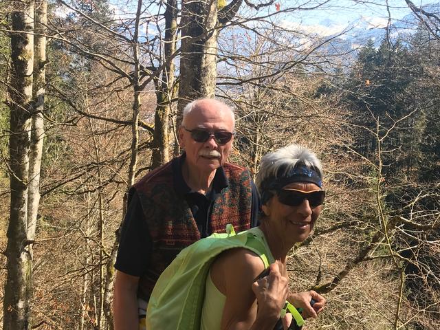 Arno Klien und seine Frau Inge gehen sich die Beine vertreten.