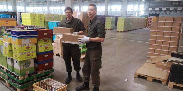 Im Lager des Diskonters Hofer in Sattledt: Schwimm-Ass David Brandl aus Perg (links) und Dreispringer Philipp Kronsteiner aus St. Georgen an der Gusen.
