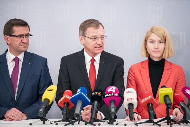 Landesrat Markus Achleitner, Landeshauptmann Thomas Stelzer und Landeshauptmann-Stellvertreterin Christine Haberlander (v.l.).