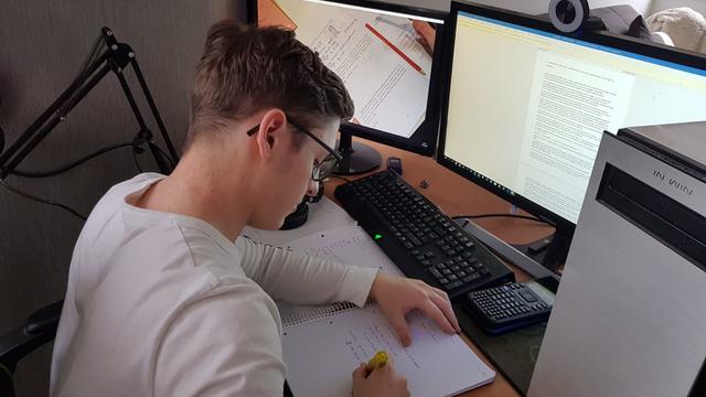 Florian Funke versucht seine Tage zuhause so sinnvoll es geht zu nutzen. Die vielen ,Hausaufgaben’ sind nur ein Teil davon.
