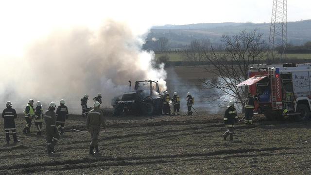 Ein Meer von Flammen beim Traktorbrand in Limberg | Foto: Jurecek