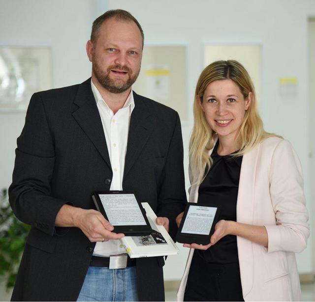 Im Bild Stadträtin Doris Lang-Mayerhofer und Markus Danner, stv. Leiter der Bibliothek und zuständig für die digitale Bibliothek inkl. Media2go.