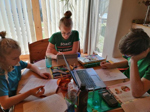 Die achtköpfige Familie meistert den imitierten Schulaltag mit Bravur. Hier zu sehen: Maximilian, Anna-Maria und Marwin.