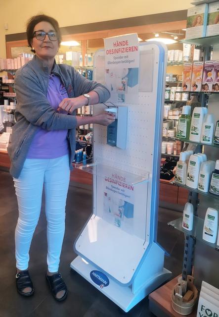 Es wird gebeten die Apotheke einzeln zu betreten und an der Desinfektionsstation die Hände zu desinfizieren
