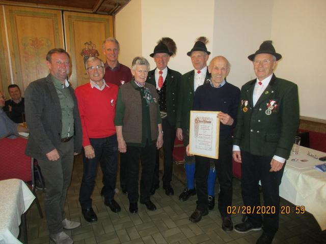 Im Bild v.l.: Bürgermeister Hansjörg Obinger, Hans Kaserbacher, Herbert Walkner, Christl Stock, Gauobmann Hans Strobl, Vereinsobmann Rupert Steiner, Ehrenmitglied Rupert Kreuzberger sen. und Karl Seiringer.