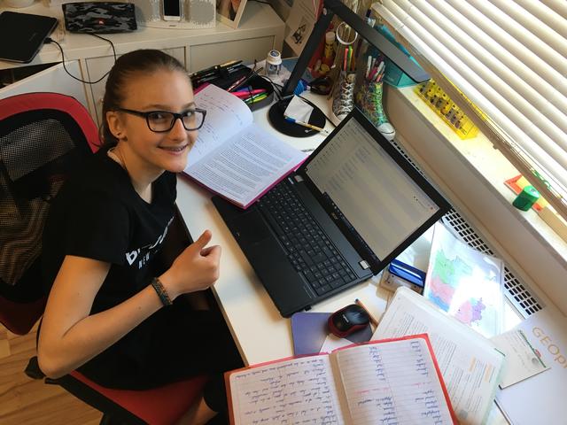 Schülerin Marie Murnig beim e-Learning in den eigenen vier Wänden.