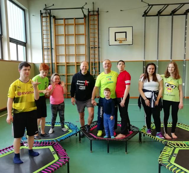 Kinder lieben Trampolinspringen. Deshalb hat der Elternverein der Pestalozzi-Schule in Braunau einen Hüpf-Workshop für die Kinder organisiert.