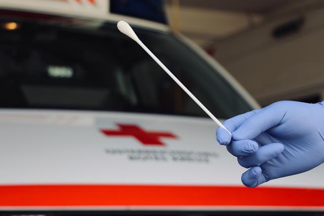 Ein mobiles Team des Roten Kreuzes führt im Landessüden Testungen durch.