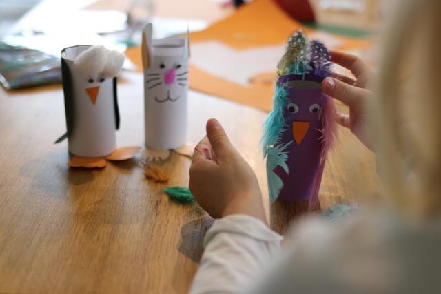 Basteln mit Kindern: Der Papagei bekommt noch ein schönes Federkleid.  | Foto: Höllbacher