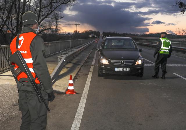 Seit heute Abend, 22. März, unterstützt das Bundesheer die Polizei bei den Grenzübertritten in Schärding. | Foto: Danny Jodts