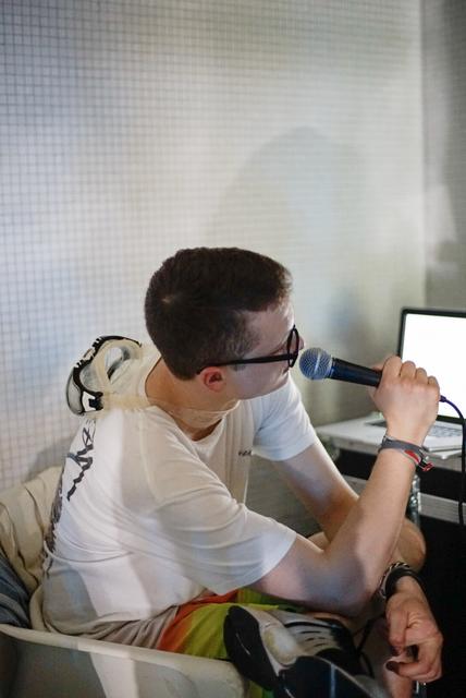 Julian Schmiederer in seinem Element bei der Produktion von "Pressure", einem Experimentalfilm | Foto: Maximilian Loibl
