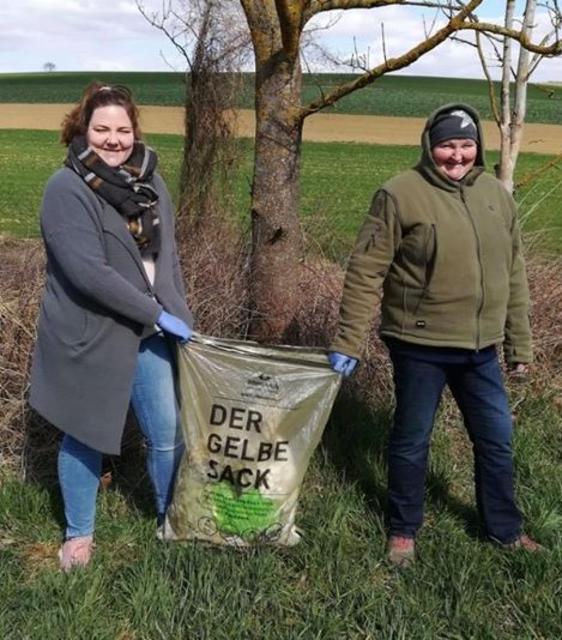 Theresa Sauhammel und ihre Mutter beim Müll einsammeln in Buchschachen.