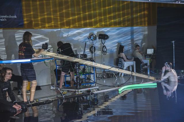 Vorbereitungen am Set in einer Linzer Schwimmhalle von einer Szene zur nächsten. | Foto: Maximilian Loibl