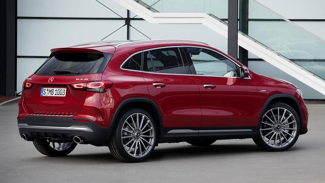 Das Heck zeigt sich aggressiv. Mercedes AMG GLA 35 | Foto: www.carpixel.net