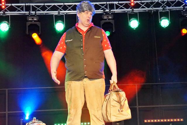 Der Vollkoffer auf der Bühne.