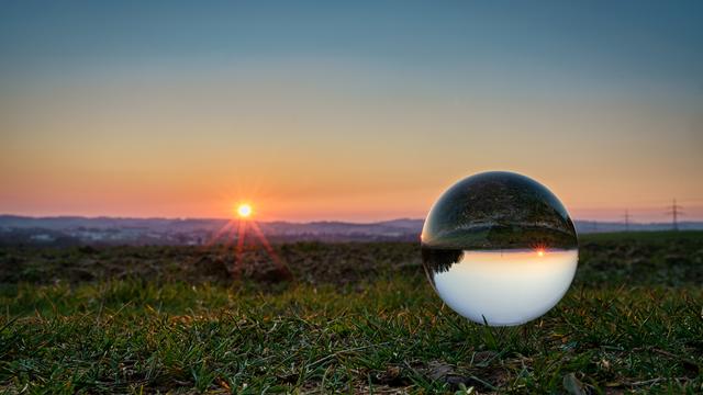 Ein Blick in die Glaskugel, zeigt uns unsere derzeitige Situation. Die Welt ist auf den Kopf gestellt. Das positive an der ganzen Sache ist, dass sich die Natur erholen kann.  | Foto: Josef Gadermaier