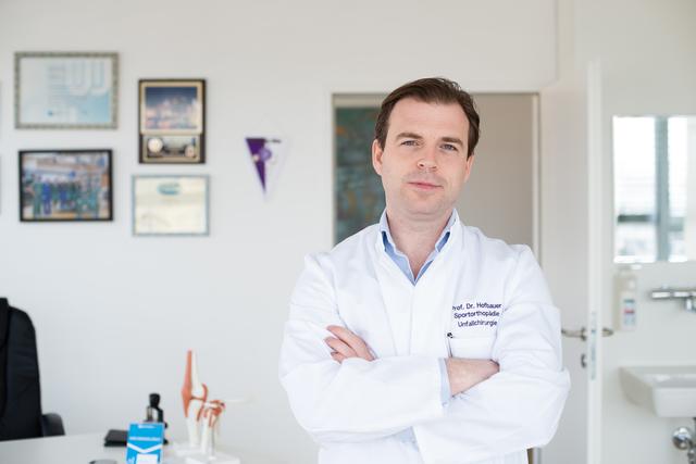 Assoc.-Prof. Priv.-Doz. Dr. Marcus Hofbauer ist ein international renommierter Facharzt für Unfallchirurgie