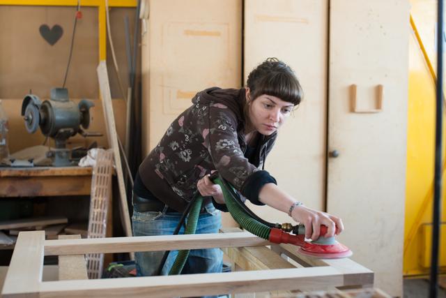 Die Tischlerei Simek unter der Leitung von Maria Praxmarer produziert weiter Möbel nach Maß | Foto: Holzträume