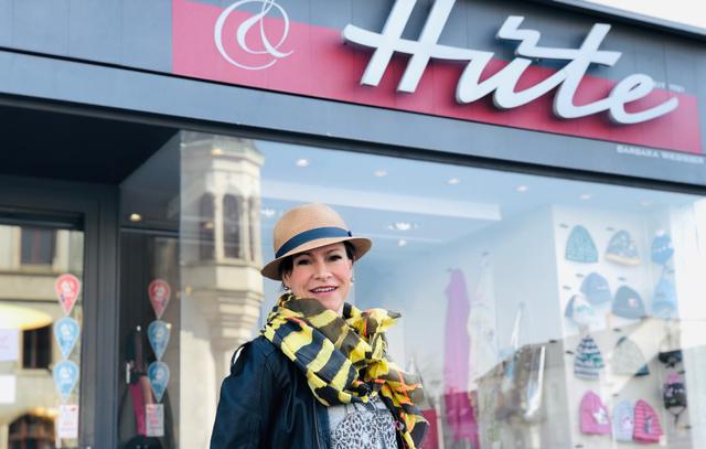 Virtuelles Einkaufen: Auf Facebook und auf der Homepage präsentiert Barbara Wiegisser derzeit neue Hut-, Schal- und Taschenmode.
