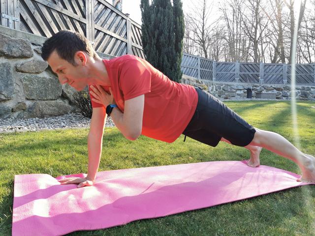 Hoher Unterarmstütz mit Schultertippen: Hände unter den Schultern, Körperspannung im ganzen Körper und Blick nach unten, abwechselnd eine Hand zur gegenüberliegenden Schulter | Foto: Schrittwieser