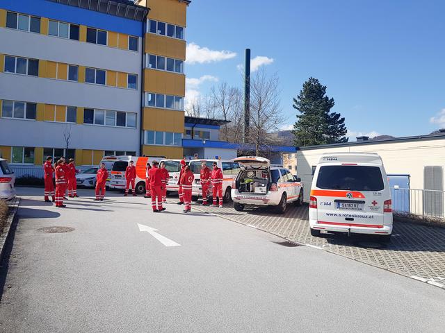 Transport vom Krankenhaus Hallein nach St. Veit. 13 Patienten wurden von sieben Rettungswägen und sechs Arbeitersamariterbund-Wägen transportiert.