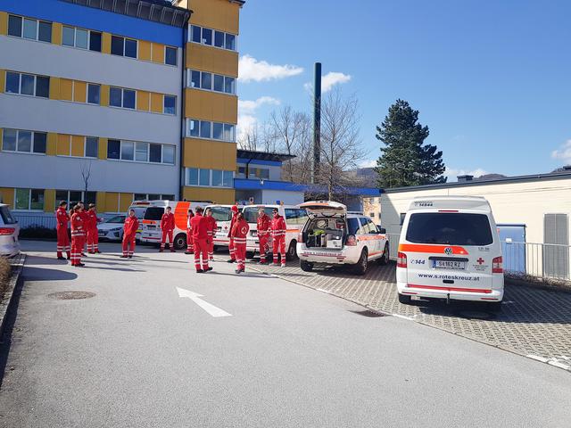 Transport vom Krankenhaus Hallein nach St. Veit. 13 Patienten wurden von sieben Rettungswägen und sechs Arbeitersamariterbund-Wägen transportiert.  | Foto:  Rotes Kreuz 