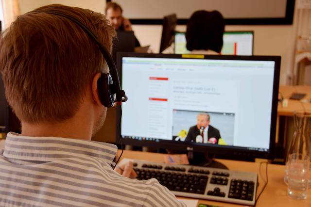 Die Mitarbeiter der Corona-Hotline beantworten fragen zu Arbeits- und Gewerberecht, Reisestornos und vielem mehr. | Foto: Land Salzburg/Schrattenecker